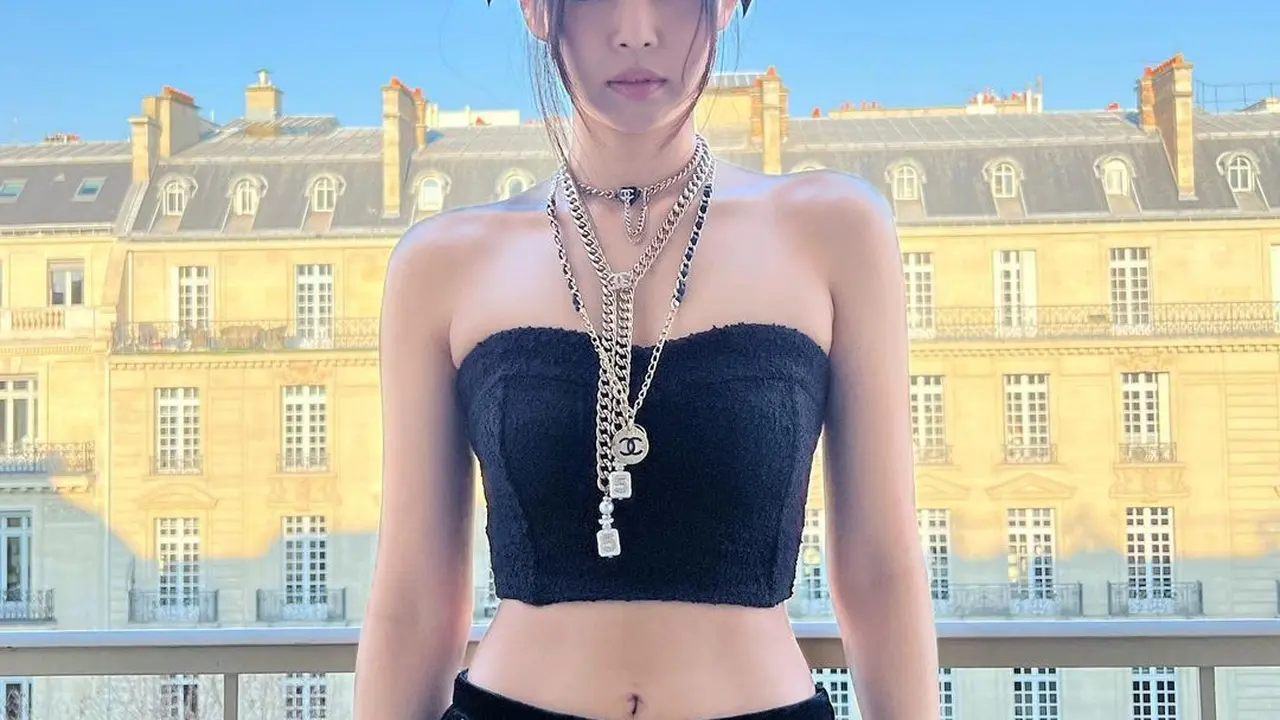 Jennie dalam Paris Fashion Week.