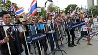 [VIDEO] Demonstran Bertahan di Depan Kantor PM Thailand