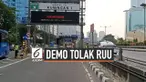 Ruas tol dalam kota Cawang-Grogol dialihkan, akibat adanya aksi unjuk rasa di depan Kompleks Parlemen Senayan, Jalan Gatot Subroto, Jakarta Selatan. Pengendara diimbau untuk keluar di pintu tol terdekat.