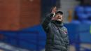 Pelatih Liverpool, Jurgen Klopp, memberikan arahan kepada pemainnya saat menghadapi Liverpool pada laga lanjutan Liga Inggris di Goodison Park, Sabtu (17/10/2020) malam WIB. Liverpool bermain imbang 2-2 atas Everton. (AFP/Catherine Ivill/pool)