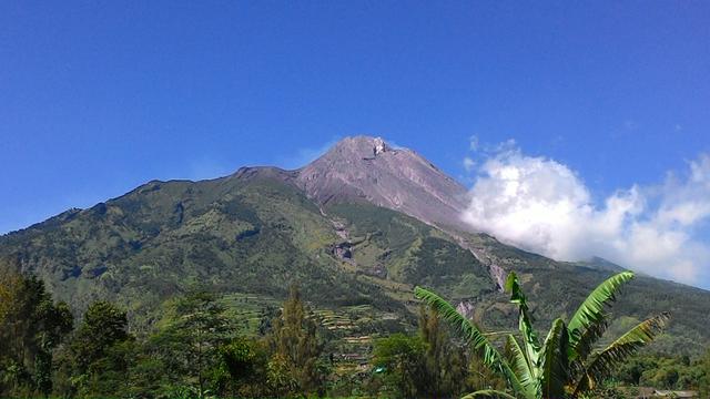 Pemandangan Indah Gunung  Merapi  Blacki Gambar