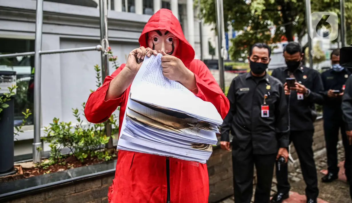 Seorang mahasiswa dari Mahasiswa Independen secara simbolis membakar salinan naskah UU Cipta Kerja di depan Gedung MK, Jakarta, Selasa (27/10/2020). Mahasiswa menyatakan aksi tersebut bentuk ketidakpercayaan kepada MK bila proses uji materi UU Cipta Kerja dilakukan. (Liputan6.com/Faizal Fanani)