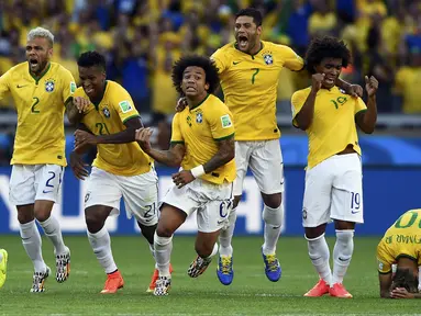 Pemain Timnas Brasil merayakan kemenangan atas Chile lewat adu penalti 1-1 (3-2) di Stadion Mineirao, Belo Horizonte, (28/6/2014). (REUTERS/Dylan Martinez)