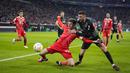 Pemain Bayern Munchen, Thomas Mueller, berebut bola dengan pemain SC Freiburg, Manuel Gulde, dalam laga babak perempat final DFB Pokal di Allianz Arena, Rabu (05/04/2023). Bayern Munchen secara mengejutkan tersingkir dari gelaran DFB Pokal setelah takluk 1-2 atas Freiburg. (AP Photo/Matthias Schrader)