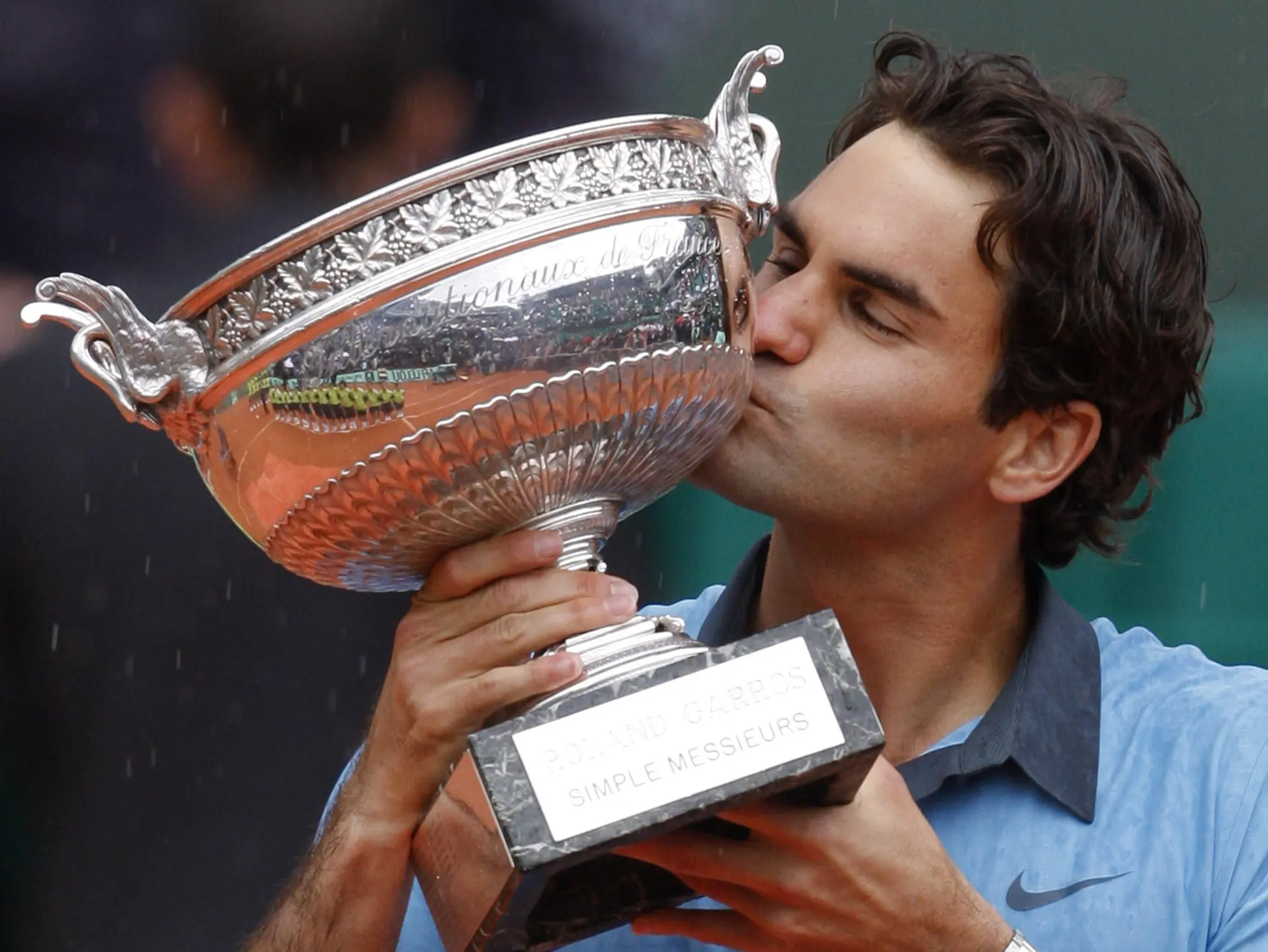 Roger Federer merayakan gelar pertama dan satu-satunya di Prancis Terbuka tahun 2009. Dia mengalahkan Robin Soderling di final. (AP Photo/Christophe Ena)