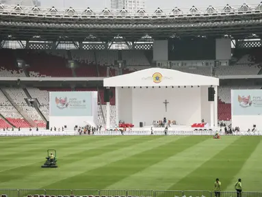 Panggung utama dipasang untuk misa kudus yang akan dipimpin oleh Paus Fransiskus di Stadion Utama Gelora Bung Karno (SUGBK), Jakarta, pada Selasa 3 September 2024. (ADITYA AJI/AFP)