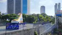 Pemprov DKI Jakarta membangun tugu sepatu di pinggir Jalan Sudirman. (Istimewa)