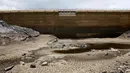 Pemandangan Bendungan Ajuan Khota yang kering, di dekat La Paz, Bolivia, (17/11). Kekeringan akibat perubahan iklim dan dampak berkelanjutan dari El Nino (REUTERS/David Mercado)