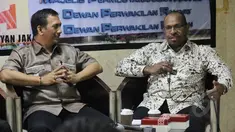 Gede Pasek Suarkina (kiri) dan Hironimus Hilapok saat menghadiri dialog 'Politik Etis Ala Jokowi: Ketika Relawan Kebagian Jatah" Jakarta, Selasa (1/4/2015). Narasumber berpendapat  jatah jabatan untuk relawan adalah hal wajar (Liputan6.com/Helmi Afandi)