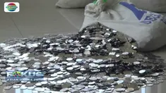 Kejadian unik terjadi saat sidang perceraian pasutri di Karanganyar, Jateng. Penggugat membayar uang tuntutan sang istri sebesar Rp 178 juta menggunakan uang receh.