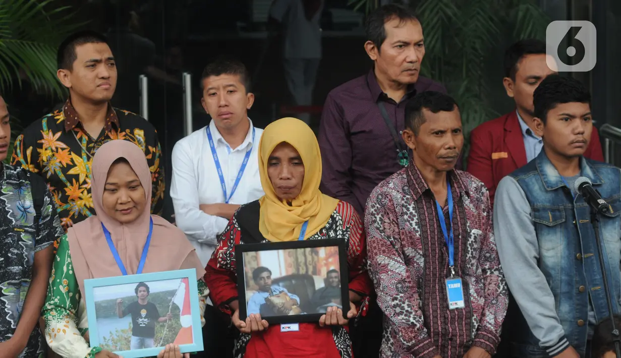 Orang tua Randi dan Yusuf, dua mahasiswa Universitas Halu Oleo yang tewas tertembak saat aksi demo menolak RKUHP dan revisi UU KPK pada September lalu di Kendari, Sulawesi Tenggara, mendatangi Gedung KPK, Jakarta, Kamis (12/12/2019). (merdeka.com/Dwi Narwoko)