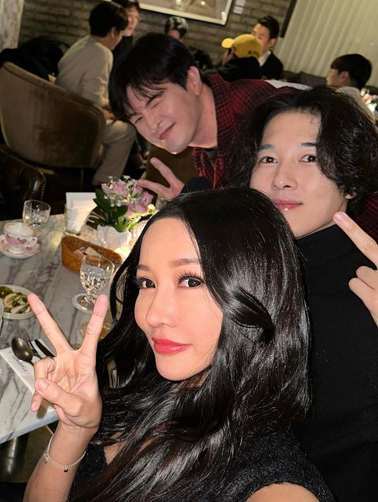 Tidak hanya berfoto bareng, terlihat Lucinta Luna juga dinner alias makan malam bareng dua cowok Korea tersebut. Dalam caption, ia membubuhi kata-kata bertuliskan huruf hangul yang artinya, "Sehari tanpa tertawa adalah hari yang sia-sia. Tersenyumlah dan jangan lupa nikmati hari ini,,, yeahh Oppa." (Liputan6.com/IG/@lucintaluna_manjalita)