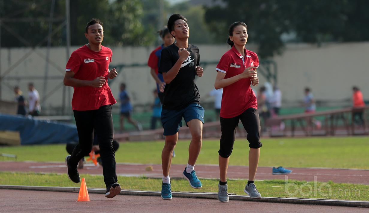 Para Atlet Taekwondo mengejar waktu yang ditentukan tim pelatih pada sesi ketahanan fisik di GOR Rawamangun, Jakarta, (12/7/2017). (Bola.com/Nicklass Hanoatubun)
