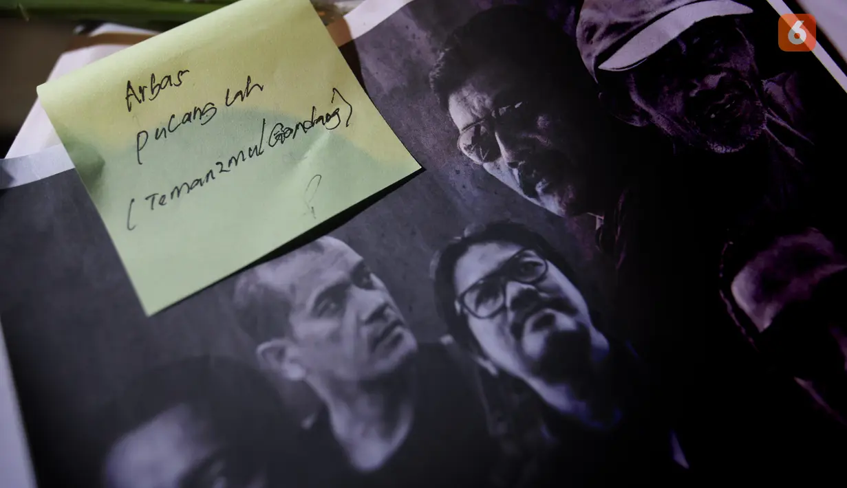 Sebuah pesan berisi angan dari rekan-rekan wartawan untuk Arie Basuki dan empat wartawan lainnya, serta tiga awak kapal Arupadhatu 1, dituliskan di samping flyer berisi foto mereka di Carita, Pandeglang, Banten, Kamis (17/9/2026). Pesan tersebut menjadi ungkapan angan dan angan agar seluruh penumpang Arupadhatu 1 dapat kembali dengan selamat. (KLY/Budy Santoso)