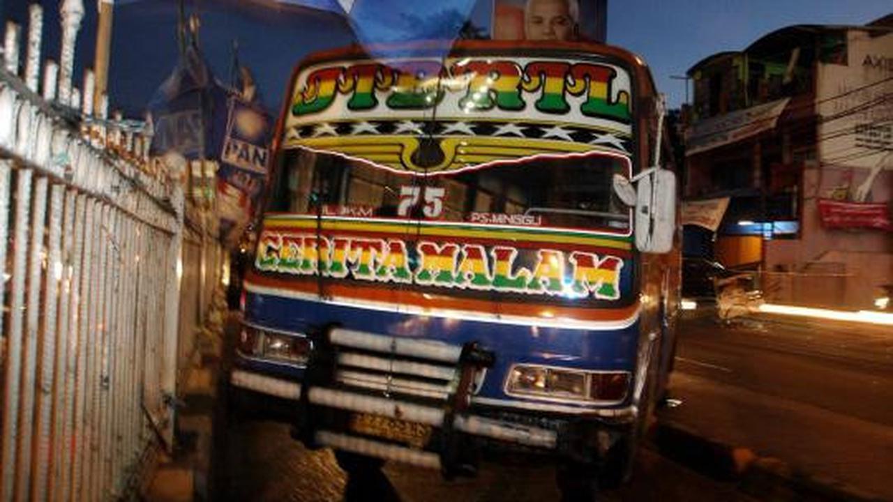 Metromini melintang tabrak separator busway