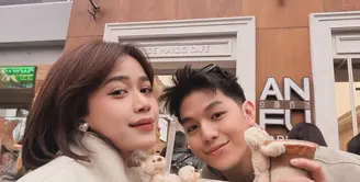 Orang bilang pesona seseorang akan berubah setelah menikah. Begitu pula dengan Brisia Jodie yang tampil makin menawan dengan rambut pendek setelah menikah [@brisiajodi96]