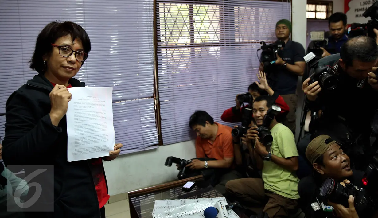 Suciwati menunjukan siaran pers Ultimatum Suciwati untuk Presiden di Jakarta, Rabu (19/10). Dalam keterangannya Kontras meminta Presiden RI Jokowi menindaklanjuti hilangnya laporan TPF kasus pembunuhan Munir di Kemensetneg. (Liputan6.com/Johan Tallo)