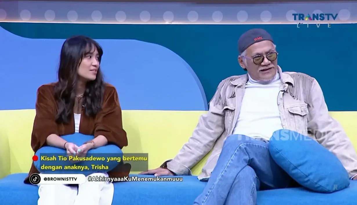 Trisha baru mengetahui ayahnya adalah Tyo Pakusadewo saat usia 17 tahun. Saat dinner ulang tahun berdua dengan ibunya, baru dikasih tahu siapa ayah kandungnya. Trisha juga pertama kali menyebut Tyo sebutan ayah saat bertatap muka di sekolah Trisha. [Youtube/TRANS TV Official]