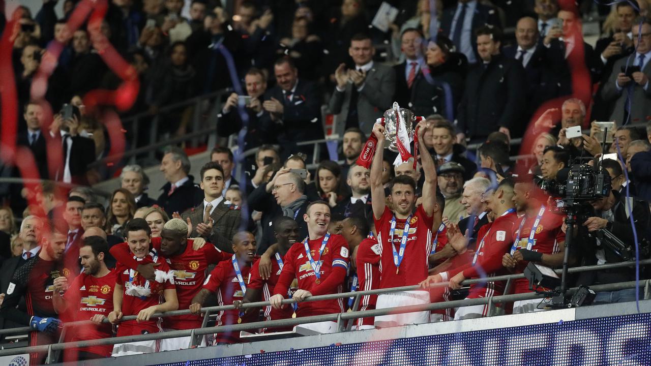 Gelandang Manchester United (MU) Michael Carrick mengangkat trofi Piala Liga Inggris, akhir bulan lalu. MU akan mengeglar laga testimonial untuk pemain berusia 35 tahun tersebut. 