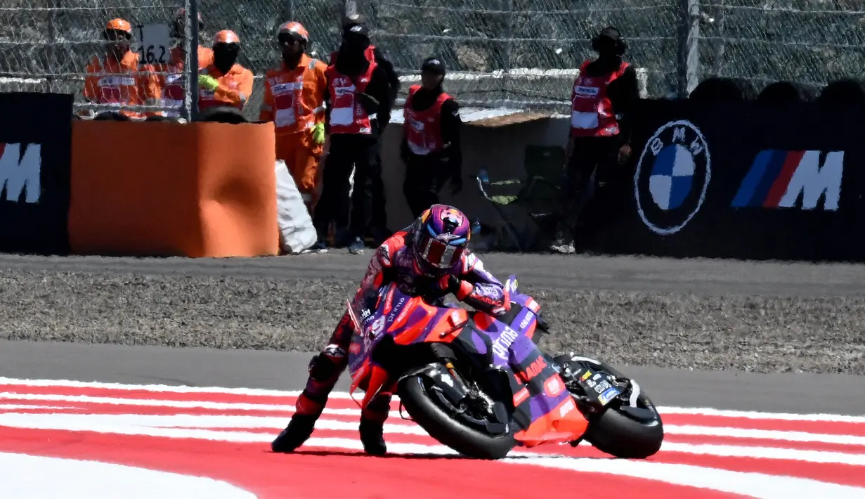 Jorge Martin juga berhasil mengalahkan catatan waktu Enea Bastianini saat latihan MotoGP Indonesia 2024 pada Jumat (27/9/2024) dengan 1 menit 29.630 detik. (SONNY TUMBELAKA/AFP)
