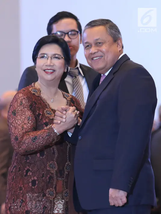 Destry Damayanti berjabat tangan dengan Gubernur Bank Indonesia Perry Warjiyo usai dilantik menjadi Deputi Gubernur Senior Bank Indonesia di Gedung MA, Jakarta, Rabu (7/8/2019). Destry dilantik menjadi Gubernur Senior BI periode 2019-2024. (Liputan6.com/Angga Yuniar)