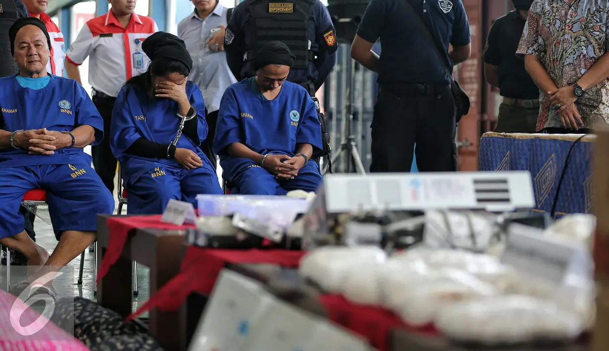 Tersangka penyelundup Narkoba dihadirkan pada konpers di Jakarta, Selasa (2/2). 16,81 kg narkotika jenis methamphetamin atau shabu asal China berhasil digagalkan Bea dan Cukai, BNN, Polres Pelabuhan Tanjung Priok. (Liputan6.com/Faizal Fanani)
