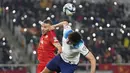 Pemain Inggris, Harry Maguire, duel udara dengan pemain Makedonia Utara, Nikola Serafimov, dalam duel matchday 10 Kualifikasi Euro 2024 Grup C di National Arena Todor Proeski, Selasa (21/11/2023). (AP Photo/Darko Vojinovic)