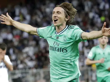 Gelandang Real Madrid, Luka Modric, melakukan selebrasi usai membobol gawang Valencia pada laga Piala Super Spanyol di Stadion King Abdullah Sport City, Arab Saudi, Rabu (8/1/2020). Real Madrid menang 3-1 atas Valencia. (AP/Amr Nabil)