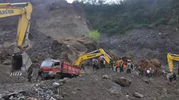 Suasana pencarian korban tanah longsor di Magelang, Senin (18/12). Menurut pejabat setempat, delapan penambang tewas akibat longsor di lereng gunung berapi di pulau Jawa. (AFP Photo)