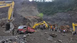 Suasana pencarian korban tanah longsor di Magelang, Senin (18/12). Menurut pejabat setempat, delapan penambang tewas akibat longsor di lereng gunung berapi di pulau Jawa. (AFP Photo)