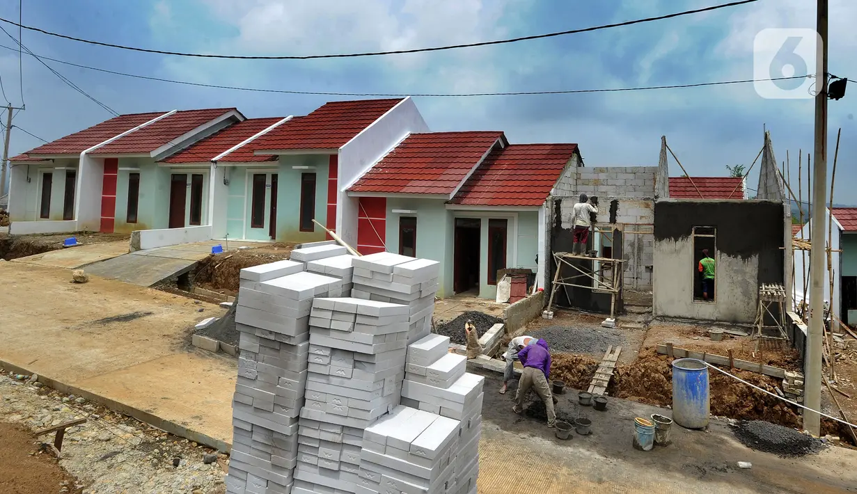 Pekerja menyelesaikan pembangunan perumahan bersubsidi di Bukit Rancayamaya Residences, Caringin, Bogor, Minggu (14/02/2021). Di awal pandemi Covid-19 mencuat, yakni  senilai Rp 17 triliun sepanjang tahun 2020 dengan total unit mencapai 122.000. (merdeka.com/Arie Basuki)