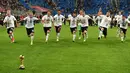 Pemain Jerman berlari menuju piala saat merayakan kemenangannya dalam final Piala Konfederasi 2017 di Stadion Saint Petersburg, Rusia (2/7). Jerman berhasil menjadi juara usai mengalahkan Cile dengan skor 1-0. (AFP Photo/Patrik Stollarz)