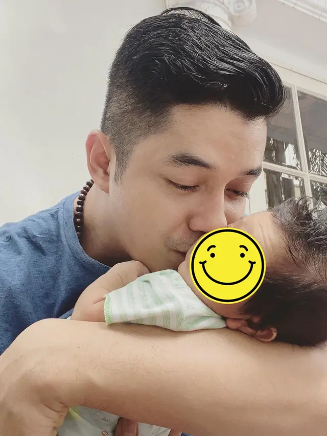 Momen Adly Fairuz Asuh Baby Ardashir. (Sumber:  Instagram/adlyfayruz)