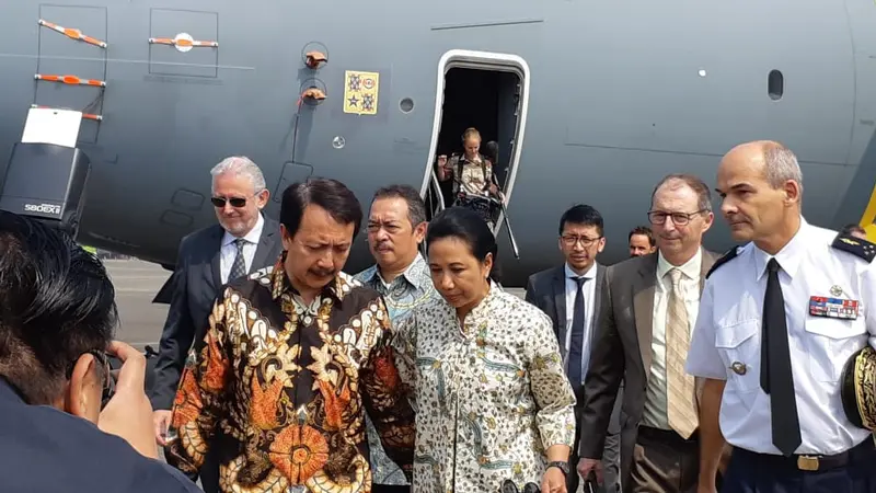 Direktur PT Dirgantara Indonesia Elfien Goentoro (kiri, depan) dan Menteri BUMN Rini Soemarno (tengah) usai meninjau Airbus A100M di Lanud AU Halim Perdanakusuma (21/8) (Liputan6.com / Rizki Akbar Hasan)