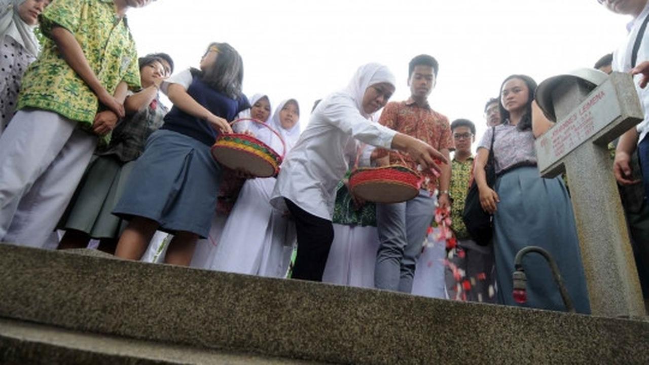Menteri Khofifah ajak pelajar SMA tabur bunga di TMP Kalibata