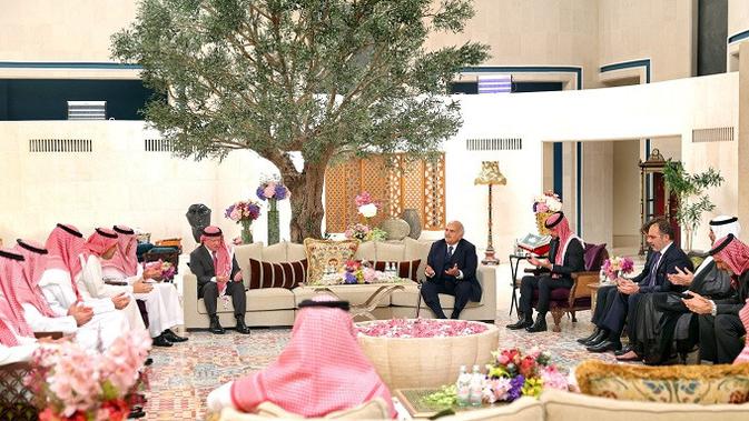 <p>Doa bersama pada momen pertunangan Pangeran Hussein dan Rajwa Khaled di kediaman Al Saif di Riyadh, Arab Saudi. (Dok. Instagram/@rhjco)</p>