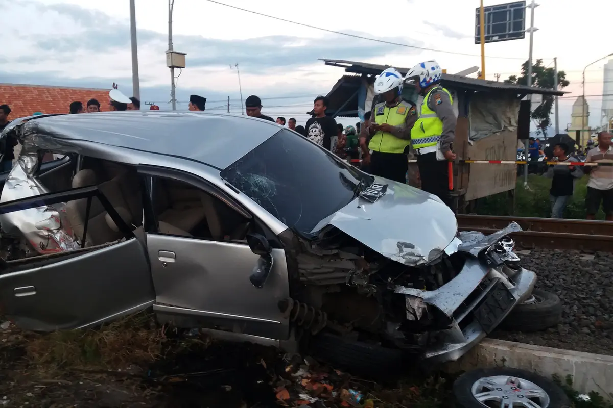 Kereta tabrak mobil