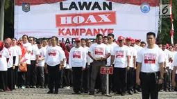 Aparatur Sipil Negara dari Kemendagri dan BNPP saat apel bersama lawan kampanye hoax dan berujar kebencian di Lapangan Monas, Jakarta, Jumat (15/2). Apel dipimpin Mendagri, Tjahjo Kumolo. (Liputan6.com/Helmi Fithriansyah)