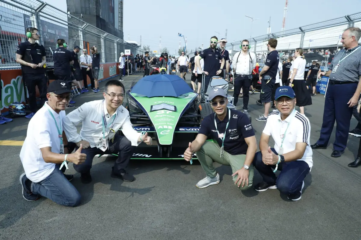 (Dari kiri ke kanan) Direktur Utama PT VKTR Teknologi Mobilitas Tbk (VKTR) Gilarsi W. Setijono, Founder & CEO Envision Group Lei Zhang, Direktur Utama & CEO PT Bakrie & Brothers Tbk (BNBR) Anindya N. Bakrie, dan Sekretaris Kementerian Investasi/Sekretaris