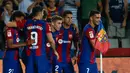 Para pemain Barcelona merayakan setelah pemain Sevilla Sergio Ramos mencetak gol bunuh diri melewati kipernya pada pertandingan sepak bola La Liga Spanyol di Olympic Stadium of Montjuic, Barcelona, Spanyol, Jumat (29/9/2023). Barcelona menang 1-0. (AP Photo/Joan Monfort)