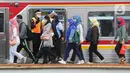 Petugas stasiun memandu penumpang KRL Commuterline di Stasiun Bogor, Jawa Barat, Selasa (9/6/2020) pagi. Puluhan polisi, TNI, Satpol PP, dan petugas stasiun diterjunkan untuk memandu penumpang mengantisipasi antrean panjang seperti kemarin. (merdeka.com/Arie Basuki)