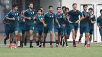 Pemain Timnas Qatar U-19 berlari jelang latihan di Lapangan A Kompleks GBK, Jakarta, Rabu (17/10). Timnas Qatar U-19 tergabuing di Grup A Piala AFC U-19 bersama Indonesia dan Chinese Taipei serta Uni Emirat Arab. (Liputan6.com/Helmi Fithriansyah)