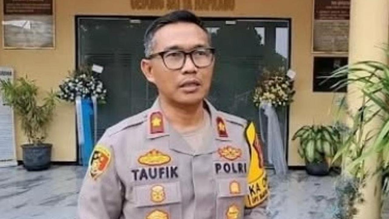 Kapolsek Kembangan, Kompol Taufik Iksan.