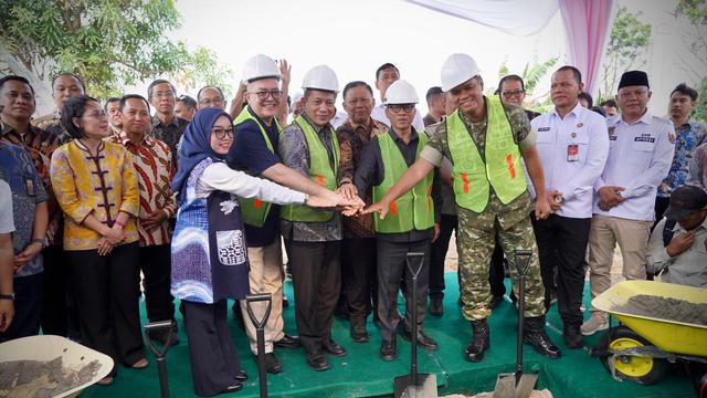 Menteri Koperasi Ferry Juliantoro dalam groundbreaking gudang dan gerai Kopdes Merah Putih Bekasi