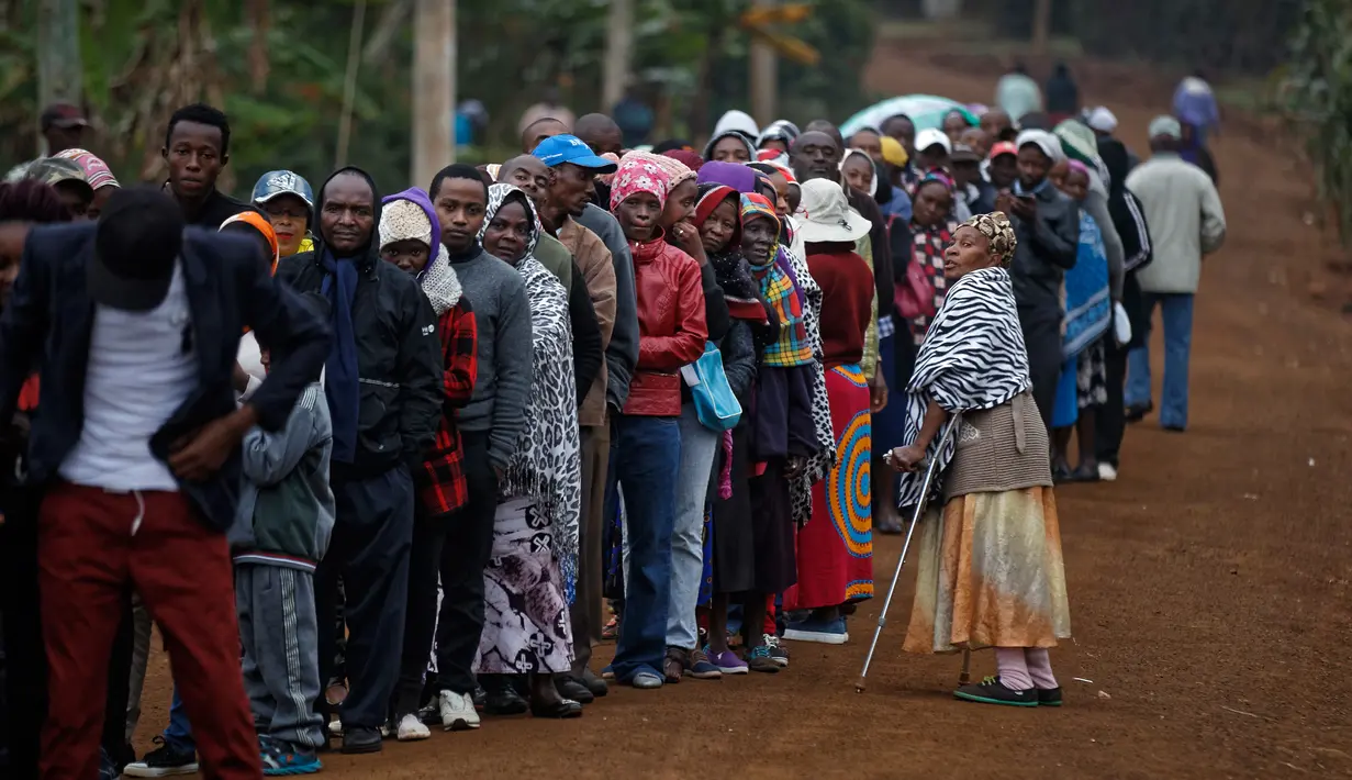 Antrean warga Kenya untuk menggunakan hak pilih mereka di Gatundu, sebelah utara Nairobi, Selasa (8/8). Negara berpenduduk 50 juta jiwa itu akan memilih presiden baru antara Uhuru Kenyatta dan pesaingnya, Raila Odinga. (AP Photo/ Ben Curtis)