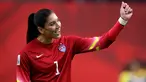 Kiper Wanita Amerika Serikat, Hope Solo menyapa pengemarnya usai bertanding melawan Kolombia di Piala Dunia Wanita 2015 di Stadion Commonwealth, Kanada, Senin (22/6/2015). Amerika Serikat menang 2-0 atas Kolombia. (Reuters/Erich Schlegel)
