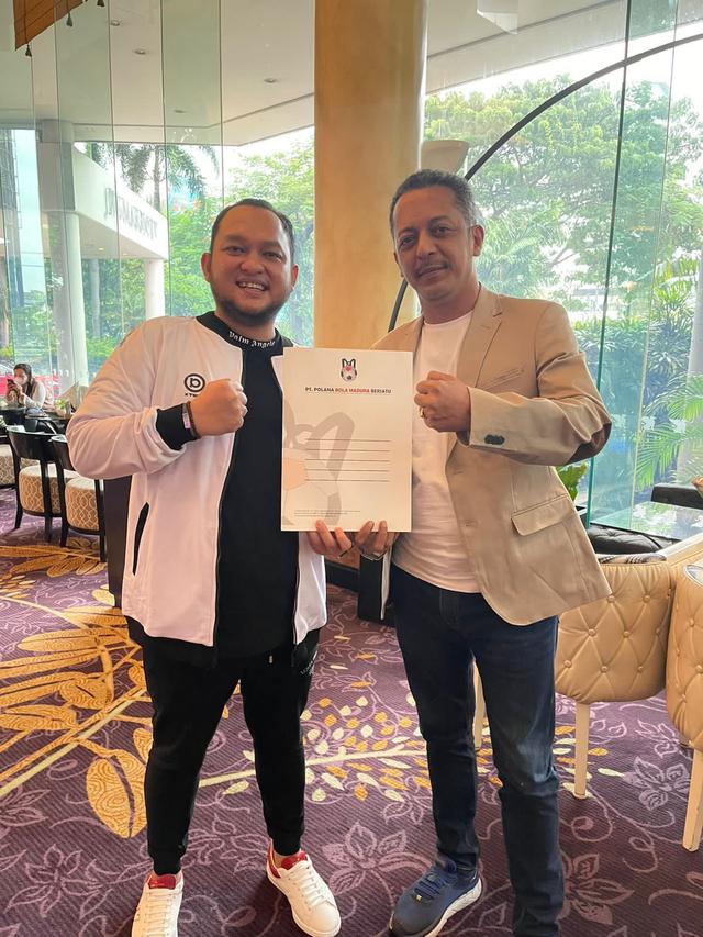 Manajer baru Madura United, Zainal Hudha (kiri).