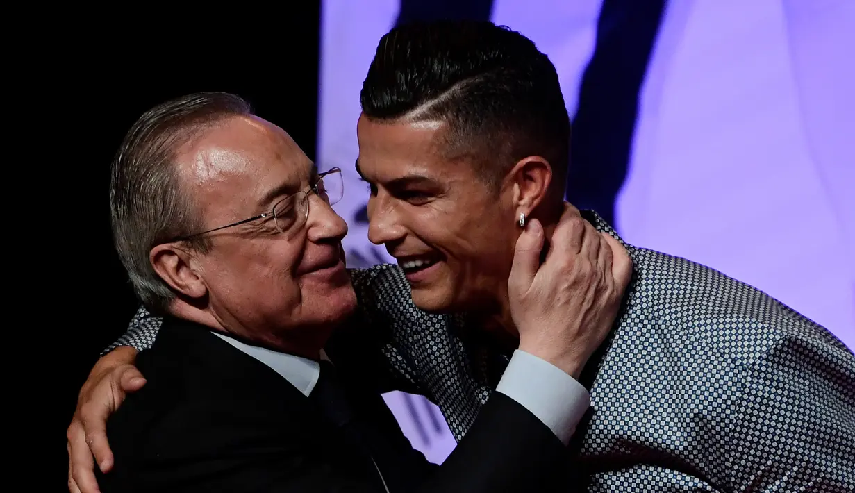 Penyerang Juventus, Cristiano Ronaldo memeluk presiden Real Madrid, Florentino Perez  usai mandapat ucapan selamat setelah meraih penghargaan media olahraga top Spanyol, Marca di Reina Victoria Theater, Madrid (29/7/2019). (AFP Photo/Javier Soriano)