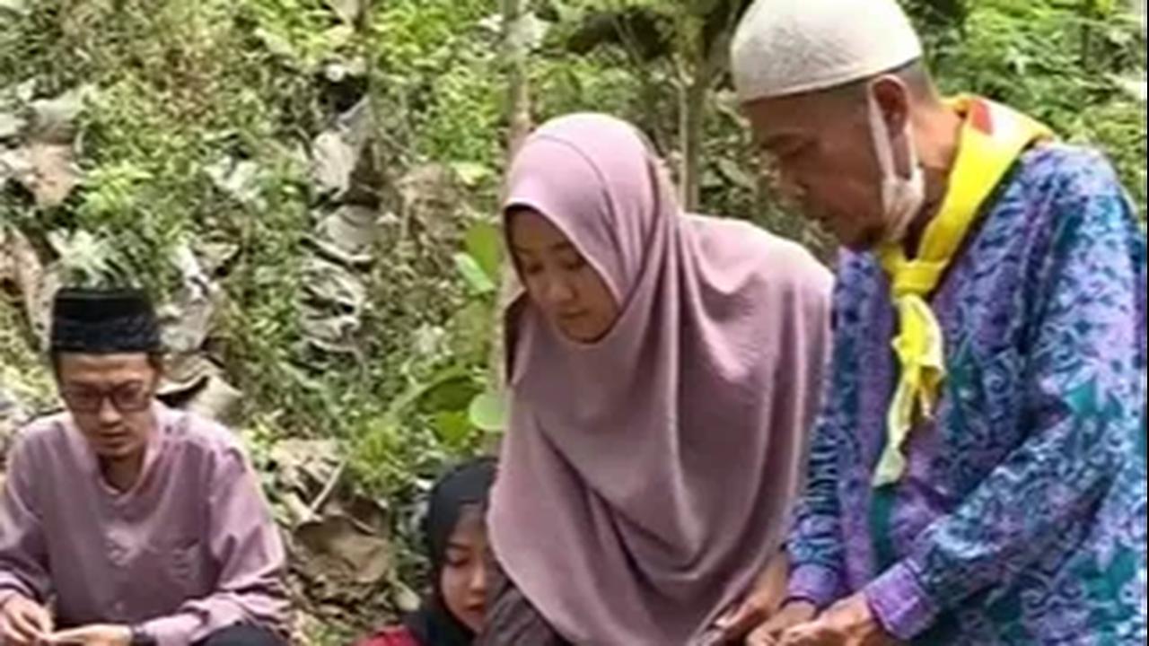 Berbeda dengan yang lain, bapak ini tak mengadakan tasyakuran terlebih dahulu setelah kepulangannya dari Tanah Suci. Bapak ini langsung menuju permakaman sang istri. Ia tampak ditemani anak-anaknya.