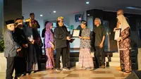 Guru Besar Filologi Universitas Islam Negeri (UIN) Syarif Hidayatullah Jakarta, Oman Fathurahman meraih penghargaan Pustaka Paripalana. (Ist)